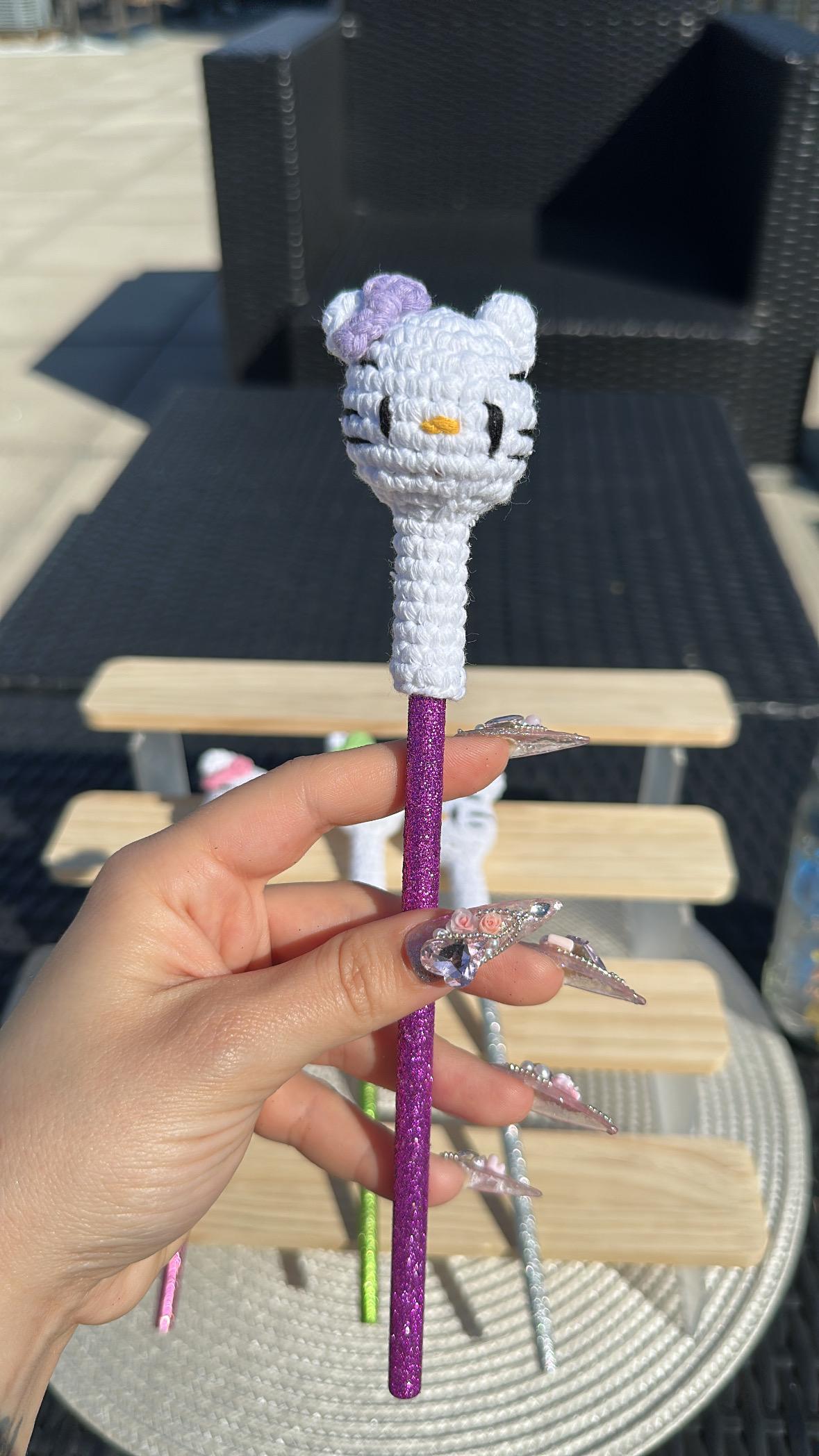 Handmade Hello Kitty Pencil Topper, Crochet Cat Head, Cute Kawaii Stationery Gift, Glitter Stick Pen Cover, Back to School Accessory