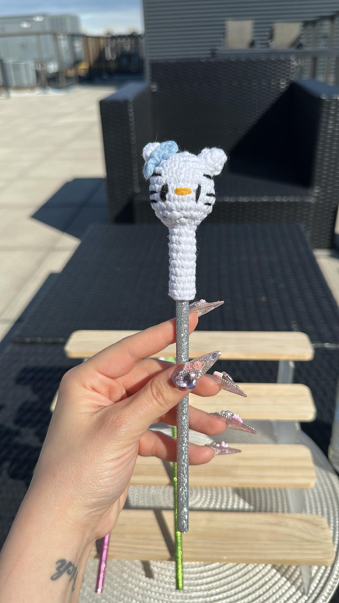 Handmade Hello Kitty Pencil Topper, Crochet Cat Head, Cute Kawaii Stationery Gift, Glitter Stick Pen Cover, Back to School Accessory