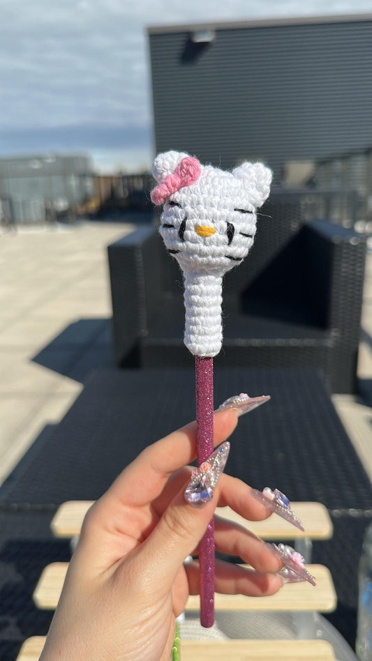 Handmade Hello Kitty Pencil Topper, Crochet Cat Head, Cute Kawaii Stationery Gift, Glitter Stick Pen Cover, Back to School Accessory