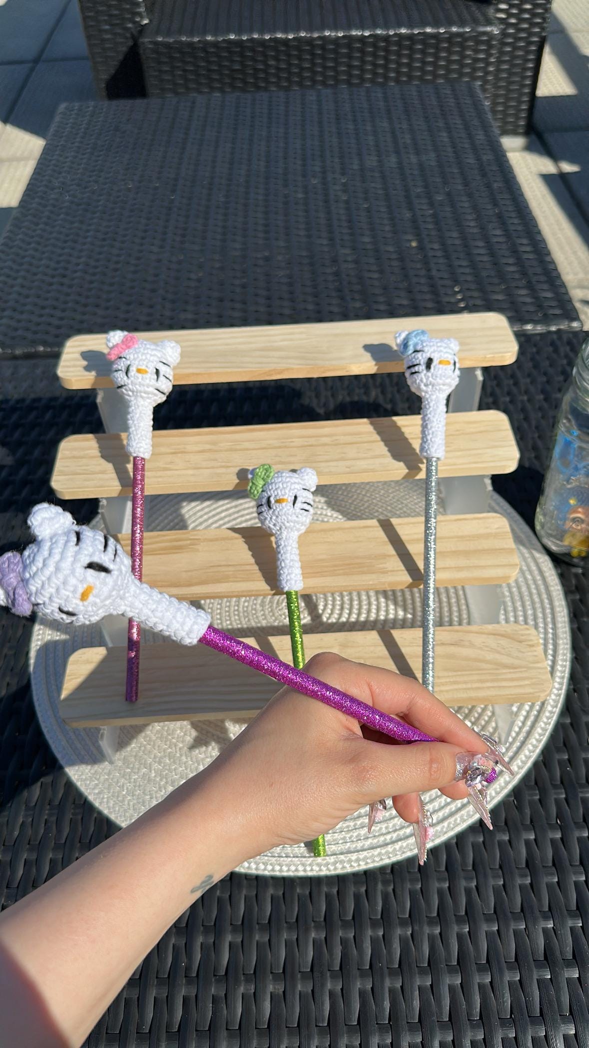 Handmade Hello Kitty Pencil Topper, Crochet Cat Head, Cute Kawaii Stationery Gift, Glitter Stick Pen Cover, Back to School Accessory