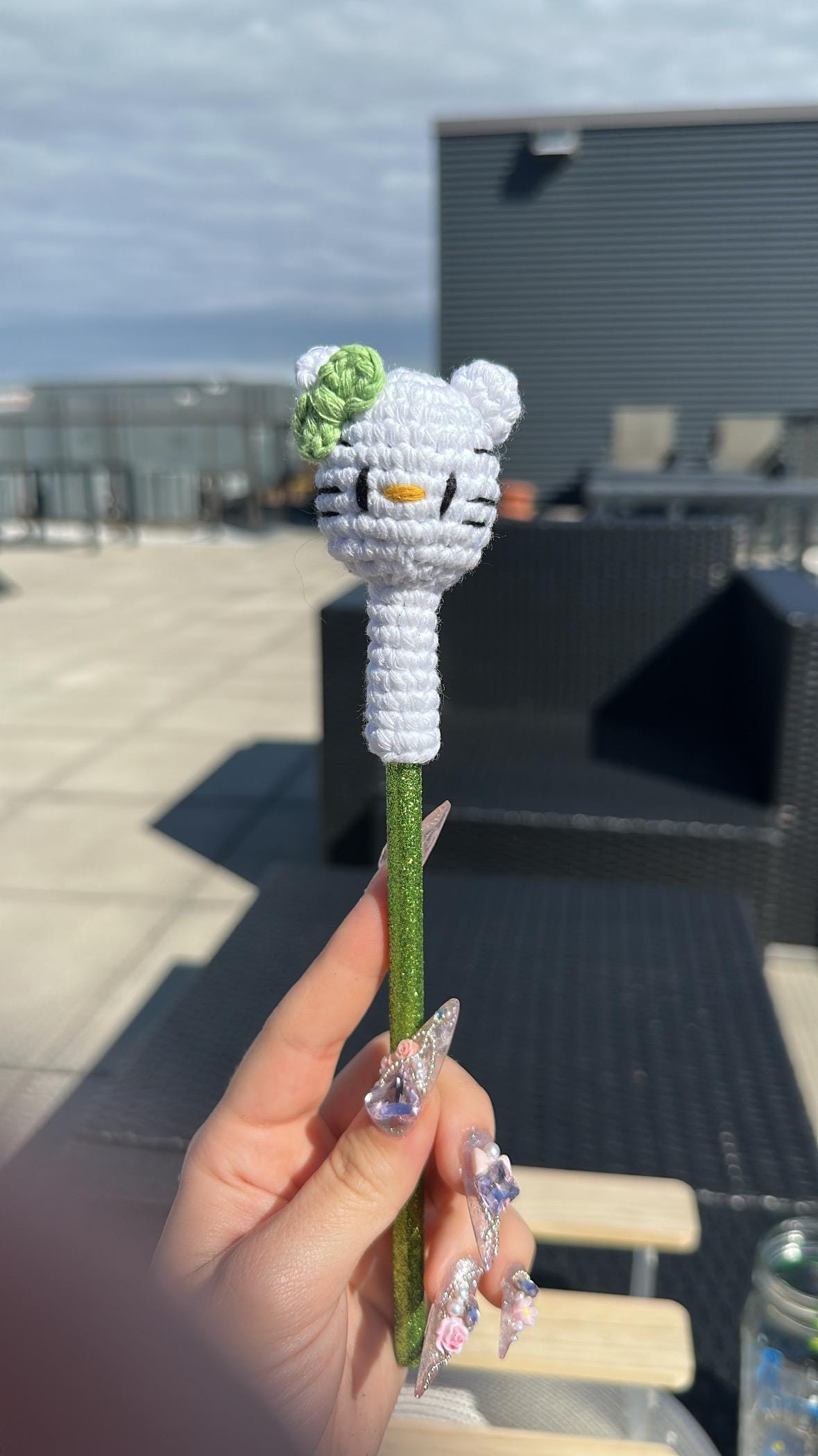 Handmade Hello Kitty Pencil Topper, Crochet Cat Head, Cute Kawaii Stationery Gift, Glitter Stick Pen Cover, Back to School Accessory
